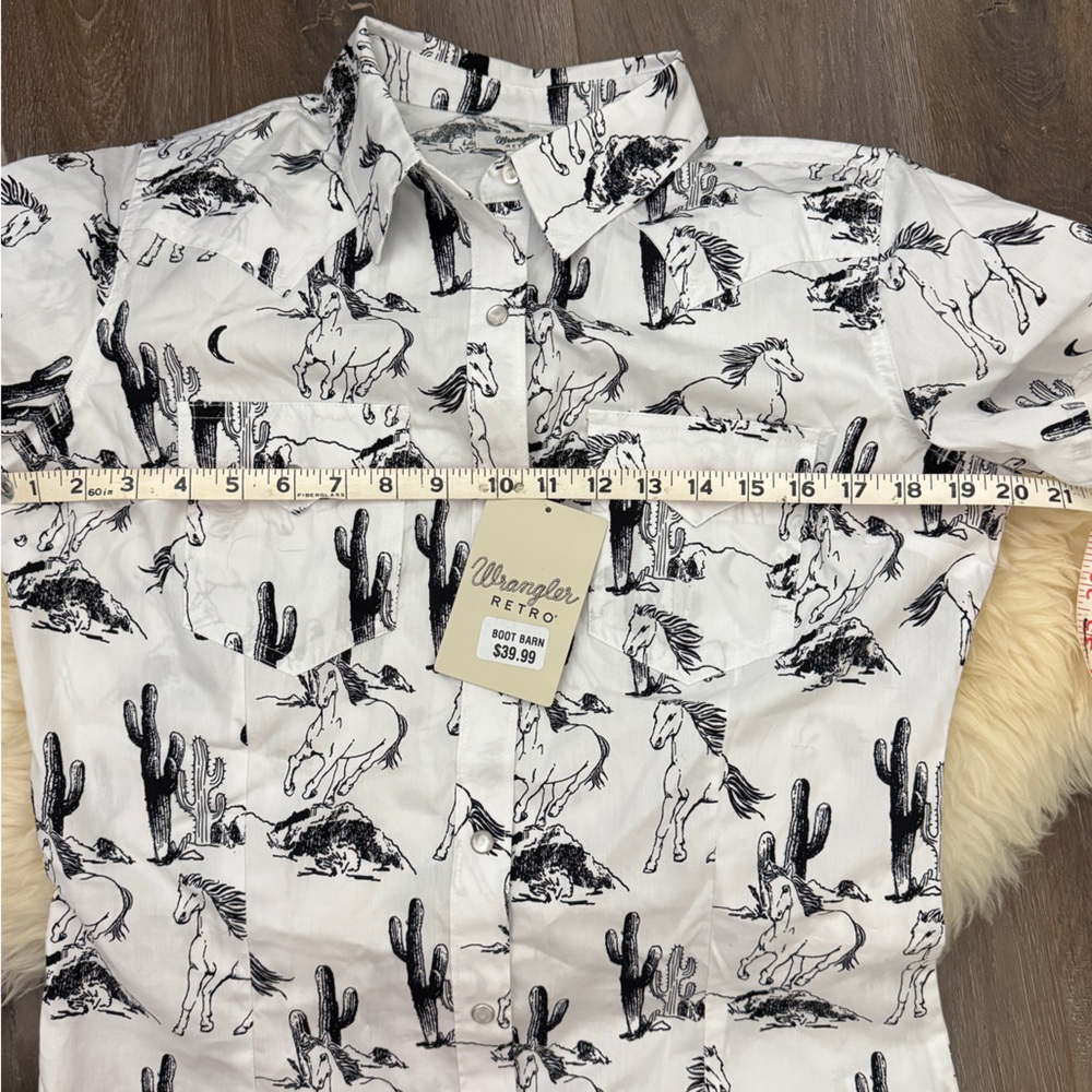 Women’s Wrangler Western Print Short Sleeve Shirt - Picture 6 of 9